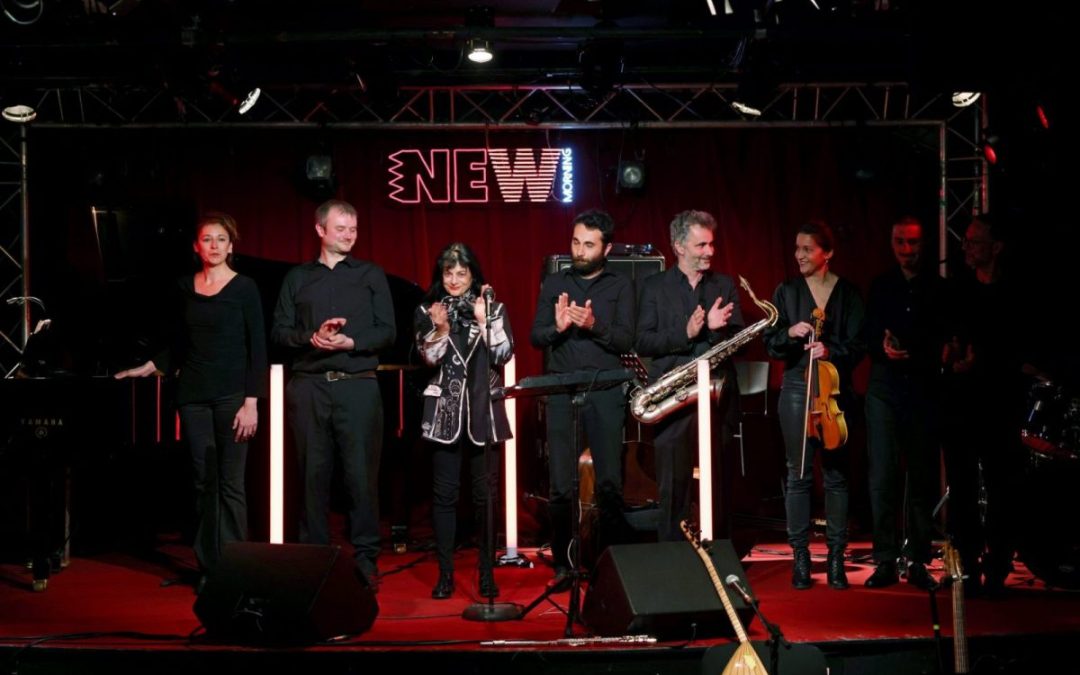 « Brillante ». Karine Saporta chante Phèdre de racine, accompagnée de sept musiciens